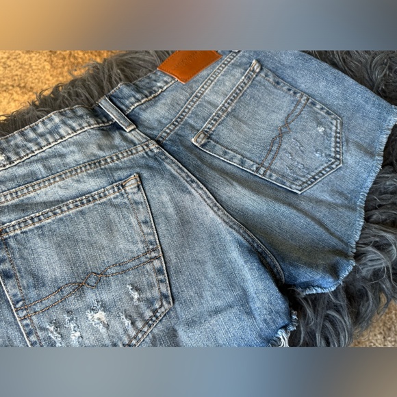 Lucky Brand Women’s Jean Shorts ‘The Cut Off’ Size 6/28. Preowned/Like NEW! - Picture 5 of 9